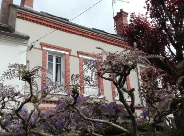 Maison de Ville avec cour et stationnement VENEUX LES SABLONS