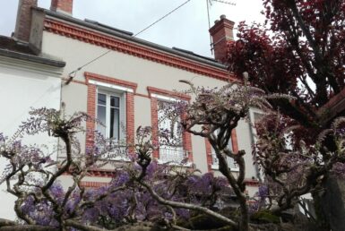 Maison de Ville avec cour et stationnement VENEUX LES SABLONS PERONNET