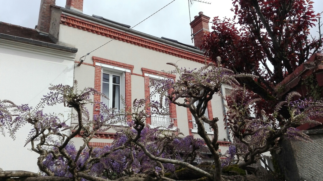 Maison de Ville avec cour et stationnement VENEUX LES SABLONS PERONNET